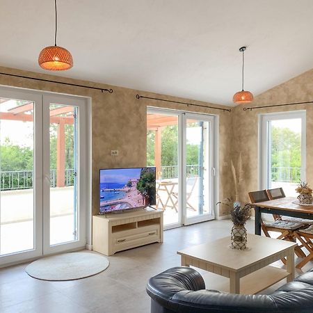 Villa Alara - Charming Villa With Heated Swimming Pool Milohnici Exterior photo