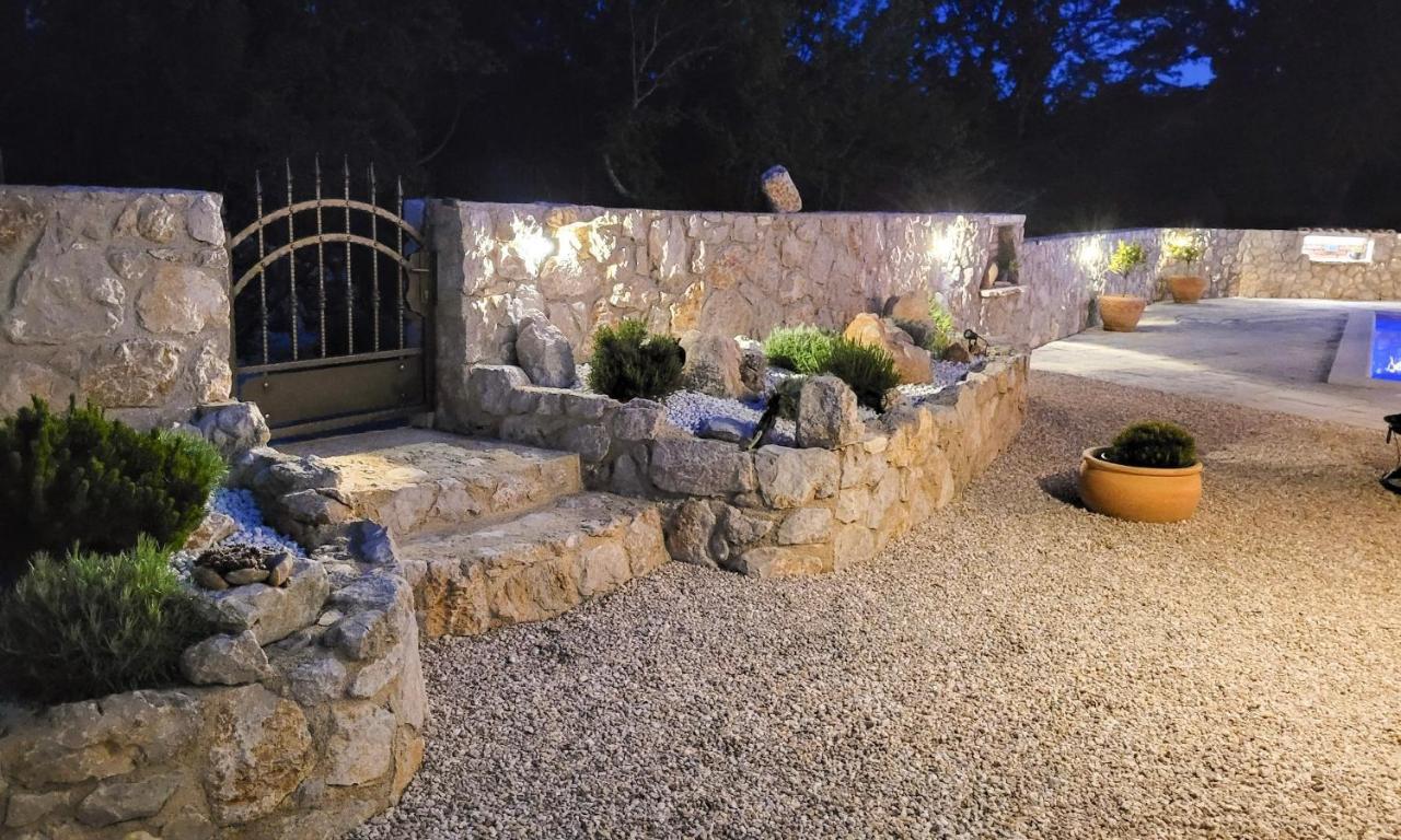 Villa Alara - Charming Villa With Heated Swimming Pool Milohnici Exterior photo