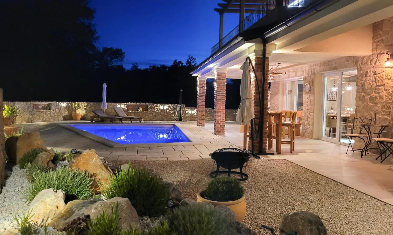 Villa Alara - Charming Villa With Heated Swimming Pool Milohnici Exterior photo