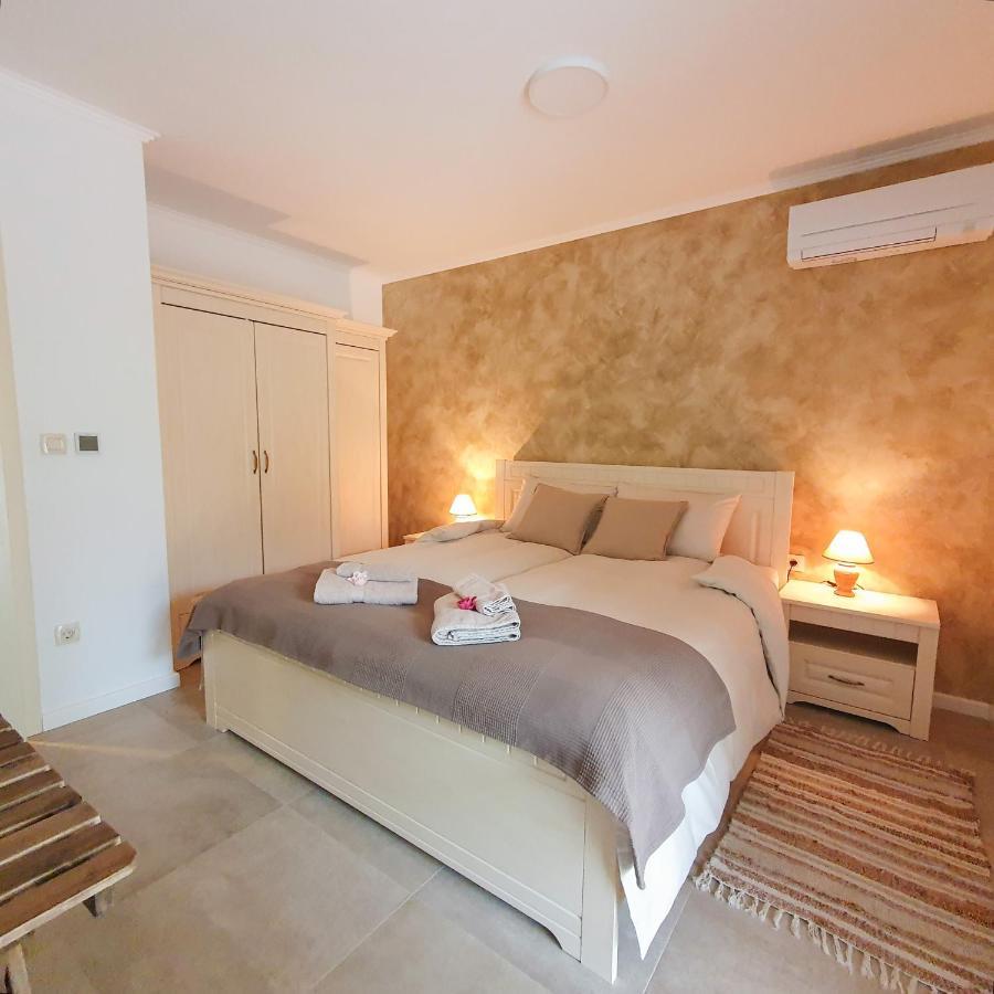 Villa Alara - Charming Villa With Heated Swimming Pool Milohnici Exterior photo