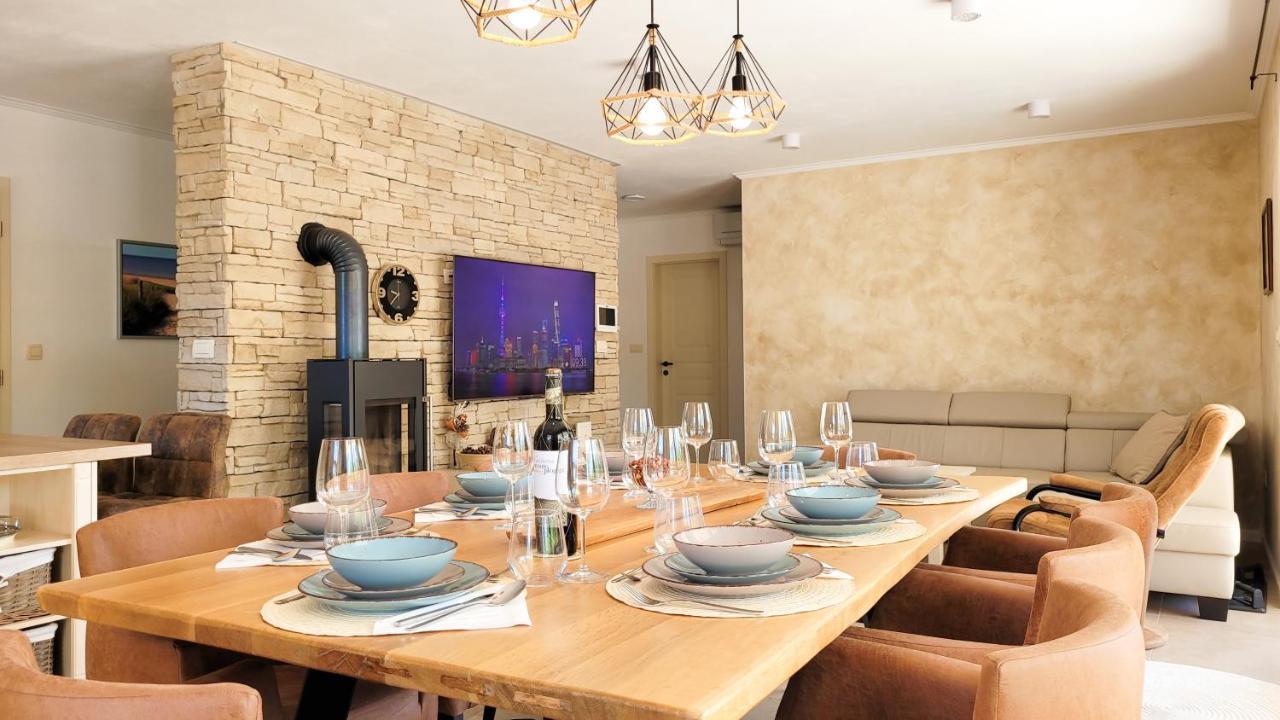Villa Alara - Charming Villa With Heated Swimming Pool Milohnici Exterior photo